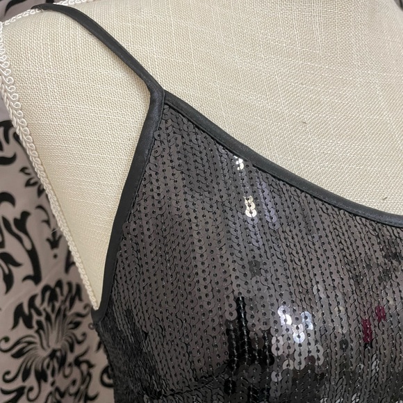 Sleeveless sequins dress - Picture 3 of 9